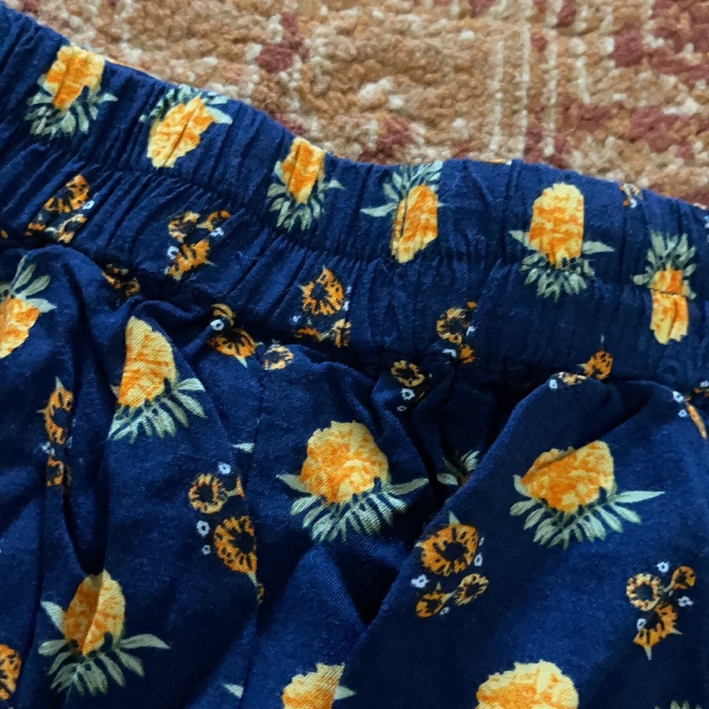 SHORTS - Picture 3 of 4